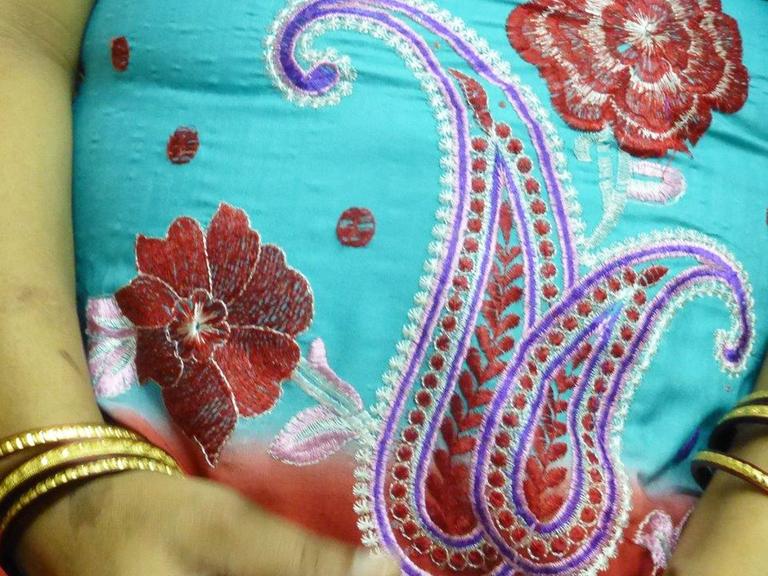 Bauch einer schwangeren indischen Leihmutter