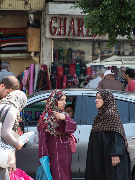 Zahlreiche Menschen gehen am 04.05.2015 in der Nähe eines Basars an einer Straße in der Innenstadt von Kairo (Ägypten). Foto: Bernd von Jutrczenka/dpa | Verwendung weltweit