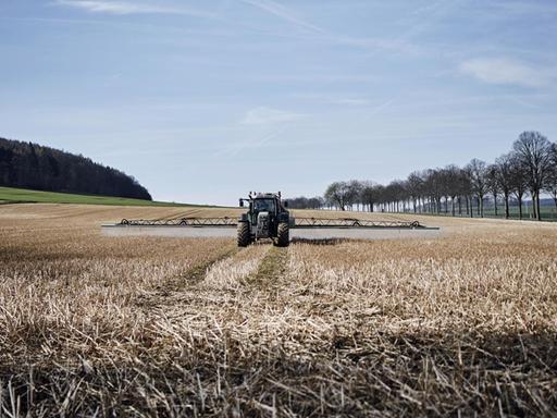 Ein Traktor bringt Glyphosat auf einem Feld in Niedersachsen aus