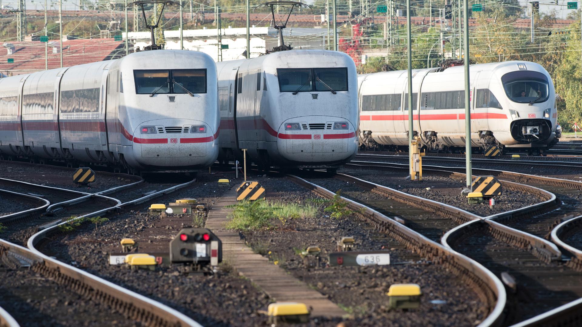 Die Bahn streikt am Wochenende - im Bild stehen Züge am Streiktag am 15. Oktober 2014 still