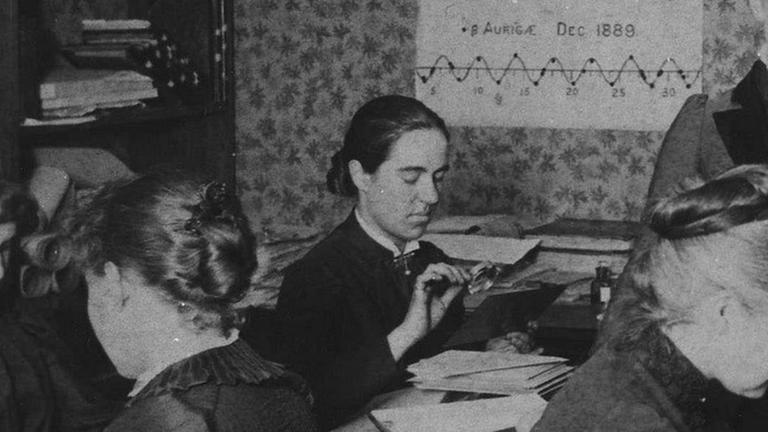 Die große Astronomin Antonia Maury (1866-1952) beim Betrachten von Sternspektren.