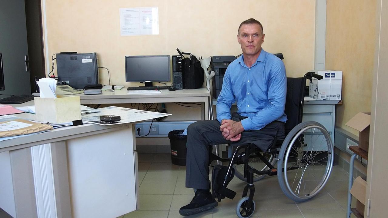 Der polnische Veteran Mariusz Nowakowski sitz in einem Rollstuhl in seinem Büro