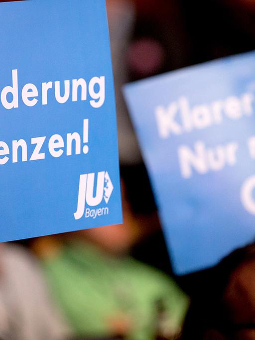 Mitglieder der Jungen Union aus der bayrischen Schwesterpartei CSU machen Kanzlerin Merkel Druck.