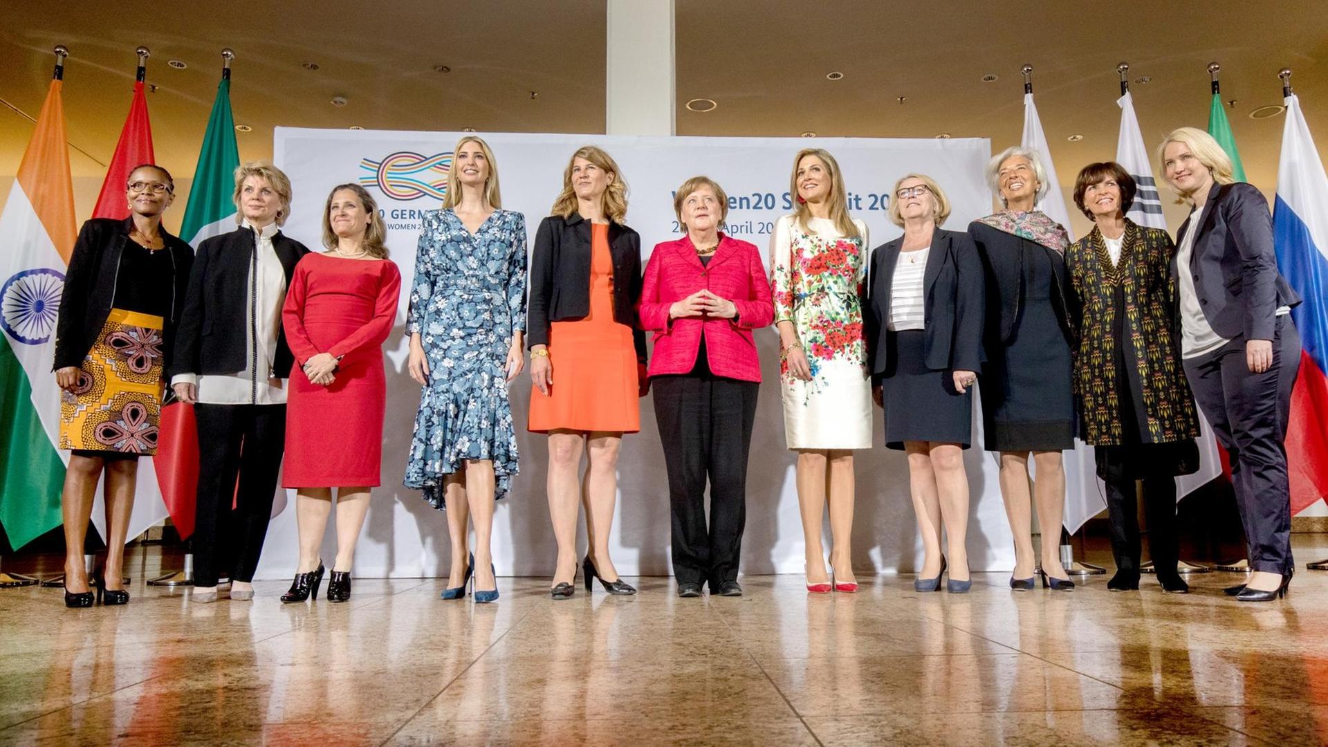 Juliana Rotich (BRCK Gründerin, l-r), Anne Finucane (Vizepräsidentin Bank of America, Chrystia Freeland, Außenministerin von Canada, Ivanka Trump, die Tochter und Beraterin des US-Präsidenten, Stephanie Bschorr, der Vorsitzenden der Woman20 Germany, Bundeskanzlerin Angela Merkel (CDU), der niederländische Königin Maxima und Mona Küppers Co-Vorsitzende von Woman20Germany, Christine Lagarde (IMF, Direktor), Nicola Leibinger-Kammüller (Trumpf GmbH) sowie Bundesfamilienministerin Manuela Schwesig (SPD) posieren am 25.04.2017 in Berlin beim Woman 20 Dialogue Gipfel für ein Gruppenbild. Juliana Rotich (BRCK Gründerin, l-r), Anne Finucane (Vizepräsidentin Bank of America, Chrystia Freeland, Außenministerin von Canada, Ivanka Trump, die Tochter und Beraterin des US-Präsidenten, Stephanie Bschorr, der Vorsitzenden der Woman20 Germany, Bundeskanzlerin Angela Merkel (CDU), der niederländische Königin Maxima und Mona Küppers Co-Vorsitzende von Woman20Germany, Christine Lagarde (IMF, Direktor), Nicola Leibinger-Kammüller (Trumpf GmbH) sowie Bundesfamilienministerin Manuela Schwesig (SPD) posieren am 25.04.2017 in Berlin beim Woman 20 Dialogue Gipfel für ein Gruppenbild.