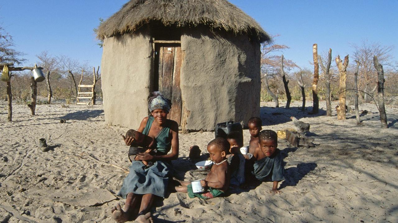 Eine Mutter mit ihren Kindern in einem Dorf der Kung in Botswana, aufgenommen am 9.9.2010