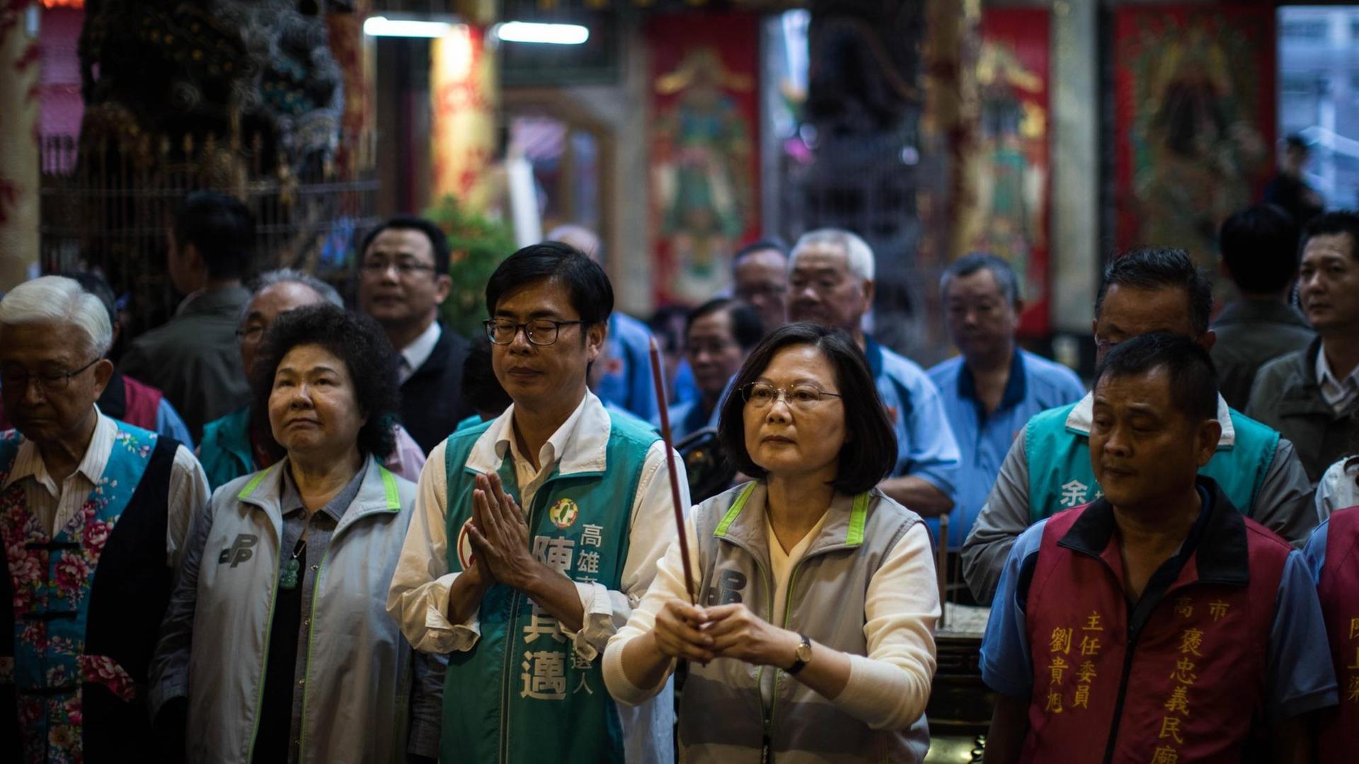 Die taiwanische Präsidentin Tsai Ing-Wen steht zusammen mit dem Bürgermeisterkandidaten Chen Chi-mai in einem Tempel in Kaohsiung und betet.