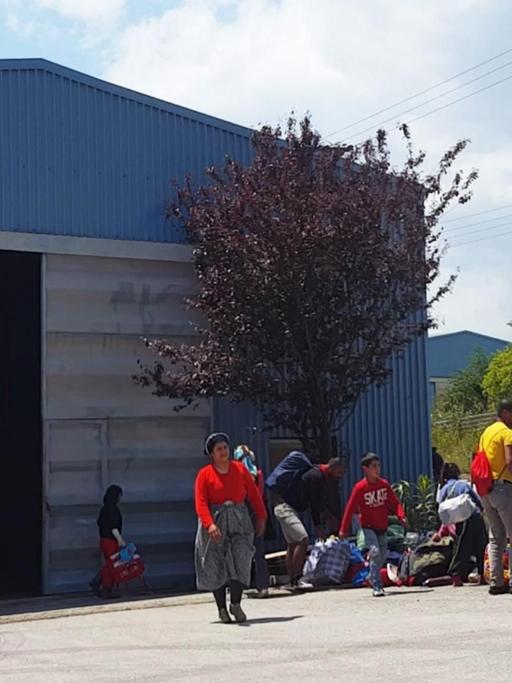 Flüchtlinge vor dem medizinischen Center des Flüchtlingslagers in Oreokastro