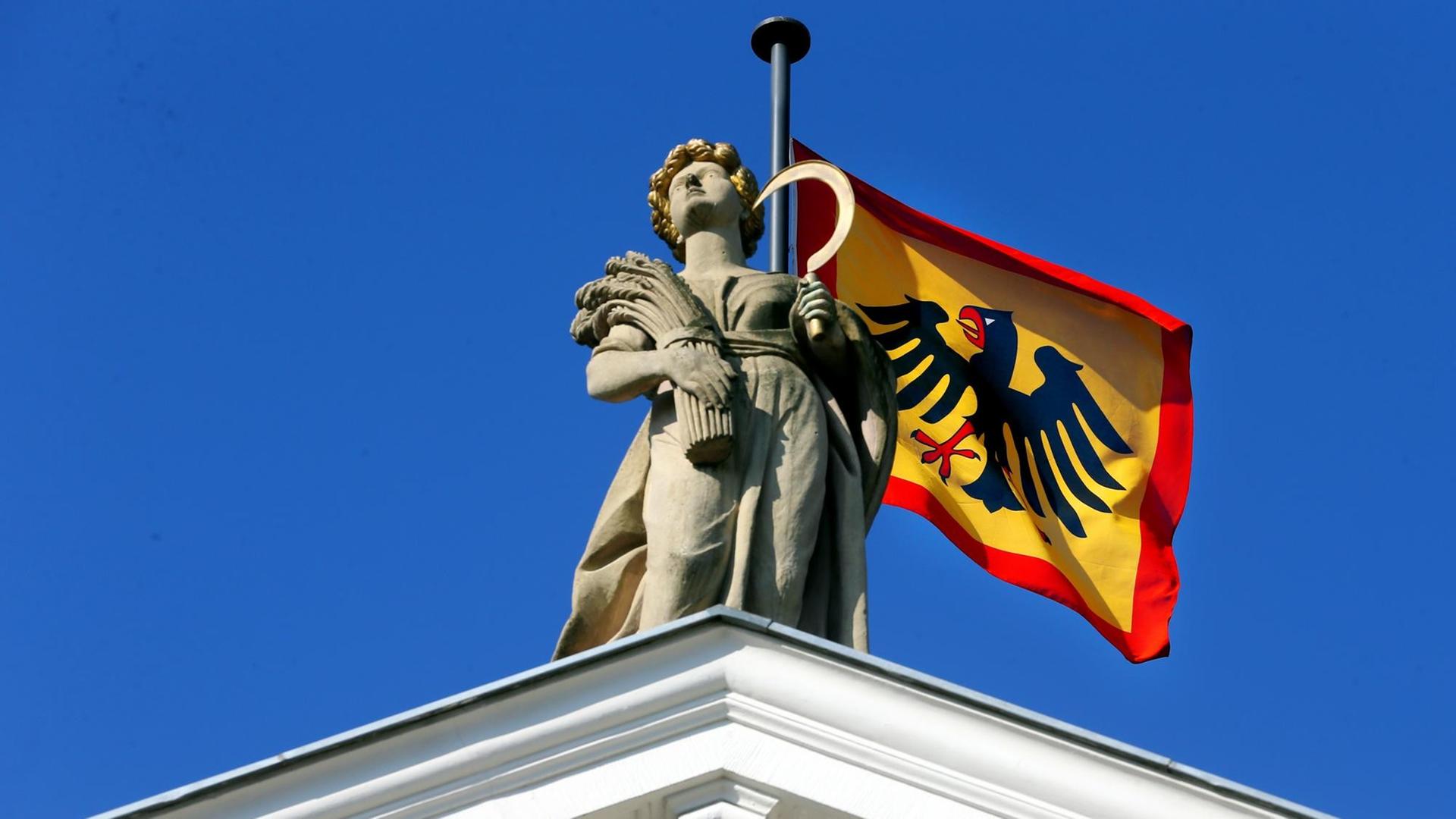 Bei strahlendem Sonnenschein und Temperaturen um neun Grad Celsius weht am 26.02.2015 auf dem Schloss Bellevue in Berlin die Dienstflagge des Bundespräsidenten, die sich farbenprächtig vor dem blauen Himmel abhebt.
