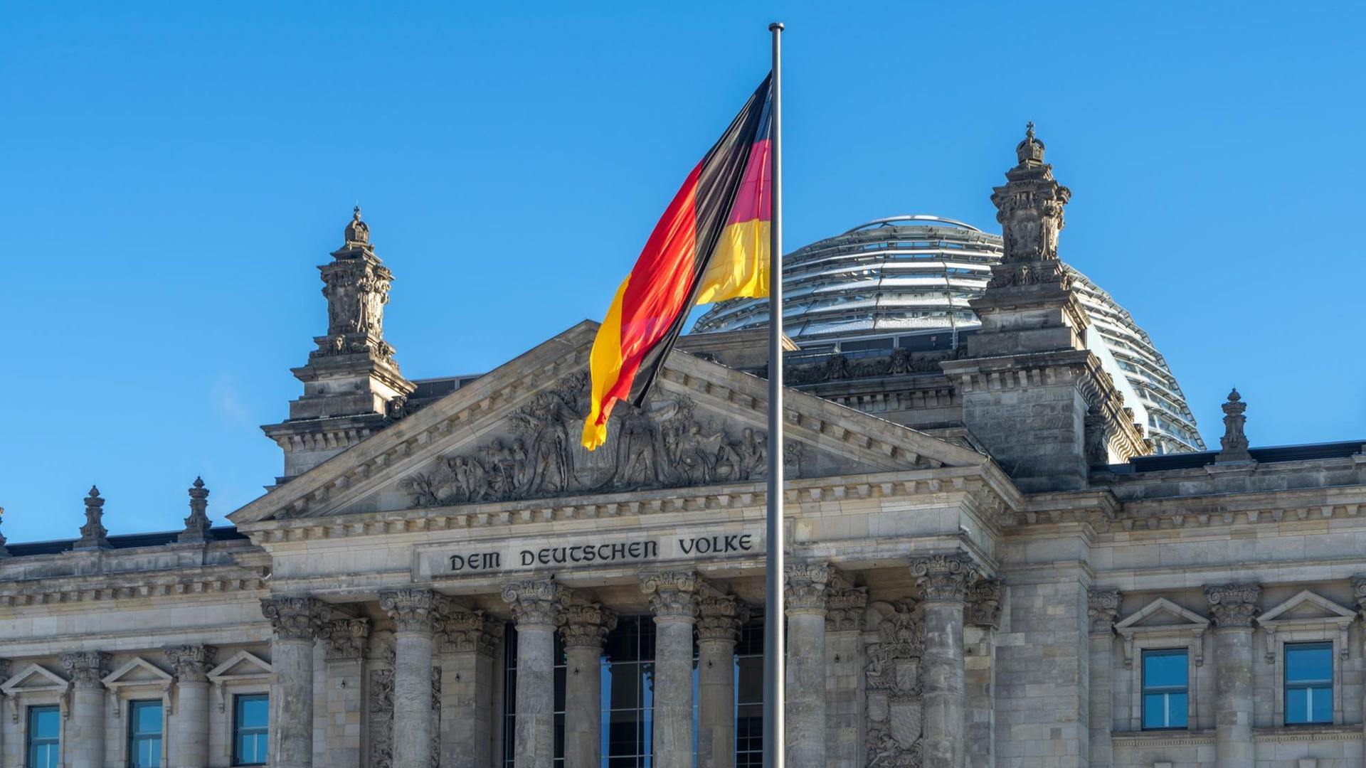 Frontansicht des Reichstagsgebäudes in Berlin. Foto vom 01. Januar 2016. | Verwendung weltweit