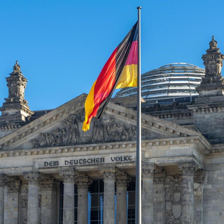 Frontansicht des Reichstagsgebäudes in Berlin.
Foto vom 01. Januar 2016. | Verwendung weltweit