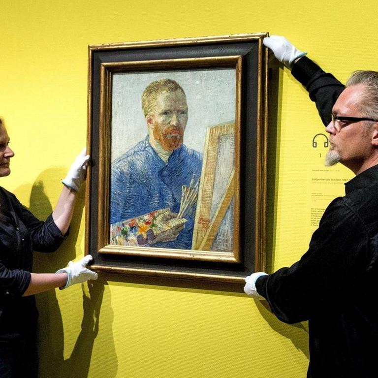 Zwei Mitarbeiter hängen van Goghs "Selbstbildnis vor der Staffelei" auf nachdem das Museum in Amsterdam umgebaut wurde. 