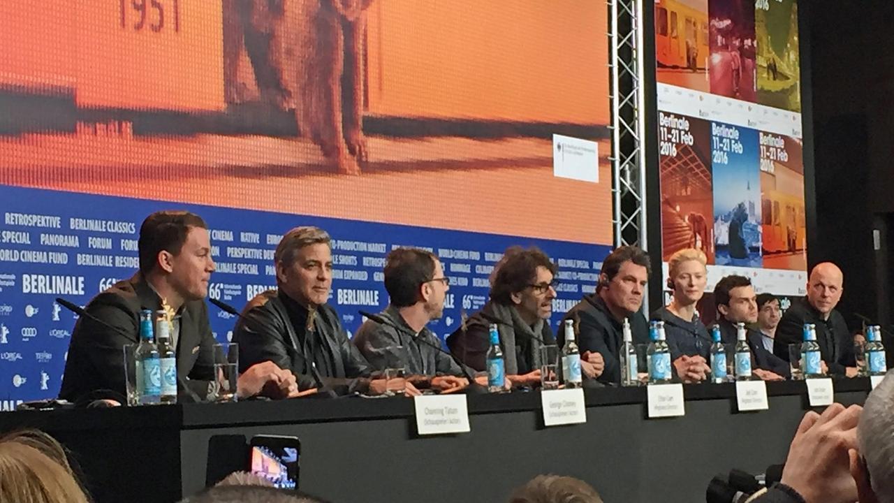 Pressekonferenz auf der Berlinale mit den Schauspielern (v.l.) Channing Tatum, George Clooney, den Regisseuren Ethan und Joel Coen und den Schauspielern Josh Brolin, Tilda Swinton und Alden Ehrenreich. 