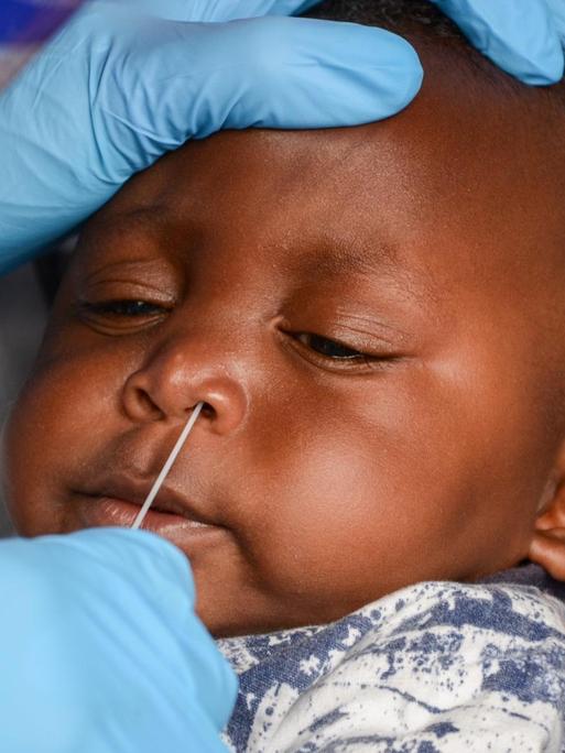 COVID-19-Test in Kenia an einem Baby im März 2020