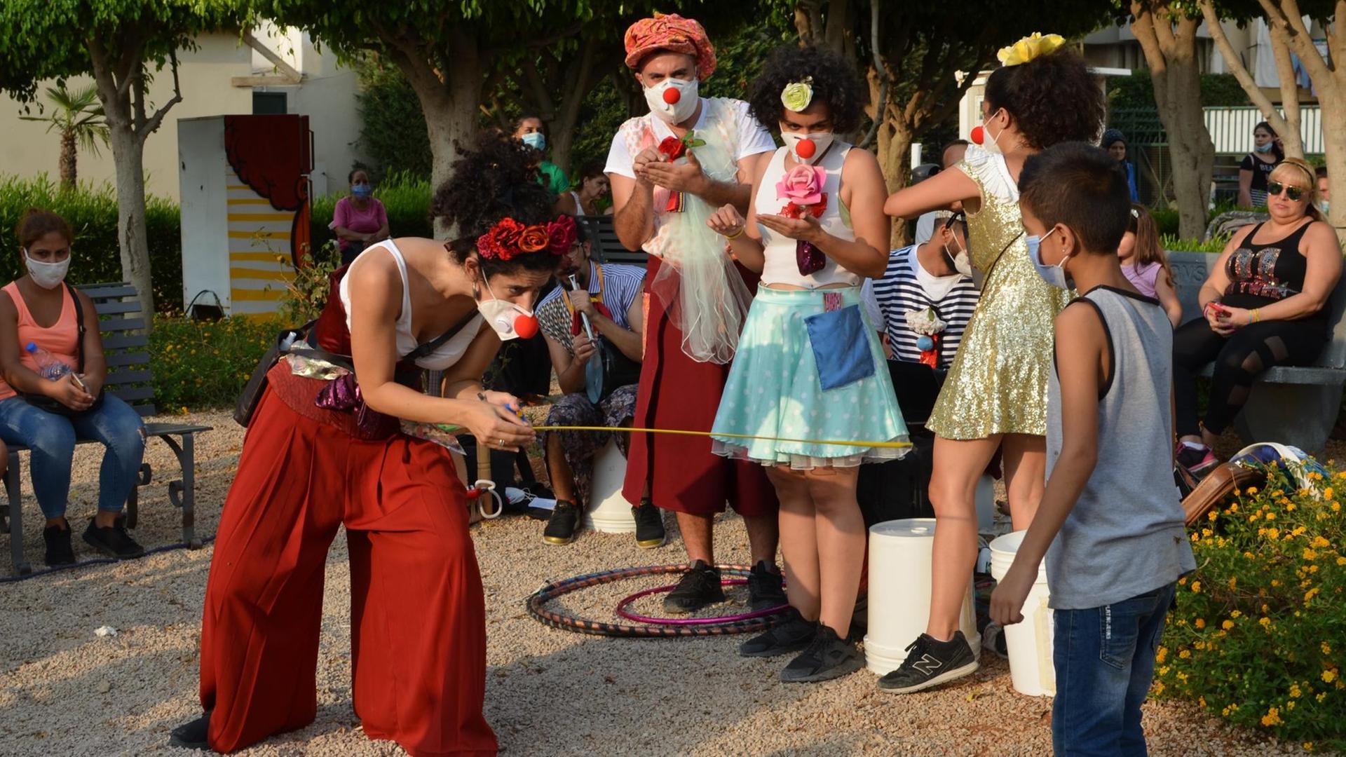 Die libanesische Theatergruppe "Clown me in" spielt und tanzt mit Kindern in einem Stadtviertel von Beirut