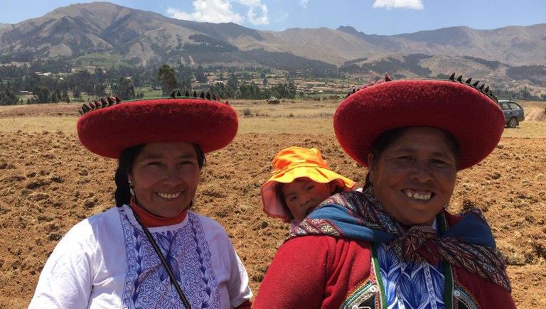 Schon die ganz Kleinen sind bei der Arbeit auf den peruanischen Kartoffelfeldern mit dabei