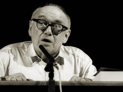 Ernst Jandl bei einer Lesung im Jahr 1992.