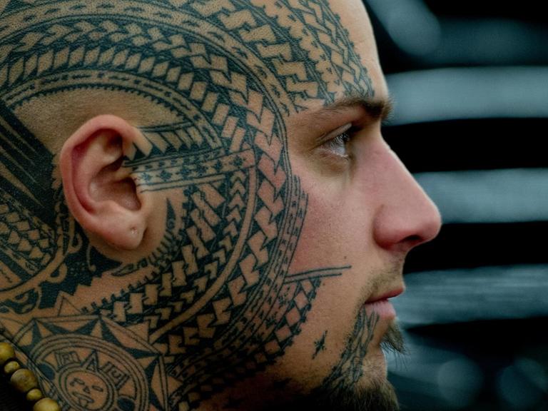 Mit einem traditionellen Muster aus Neuseeland tätowiert ist dieser Mann auf der 20. Internationalen Tattoo-Convention in Frankfurt am Main am Freitag (30.03.2012).