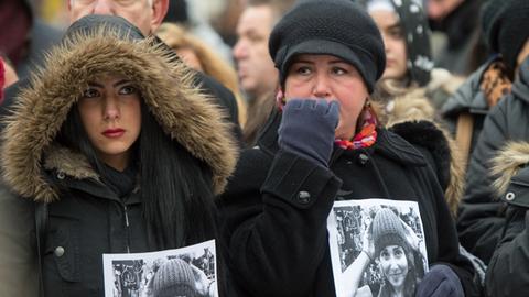 Demonstranten nehmen an einer Kundgebung zum Gedenken an die Studentin Tugce teil.