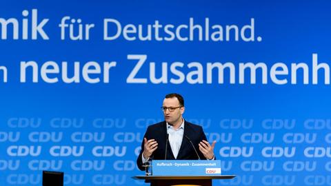 Jens Spahn (CDU) spricht während des 30. Parteitag der CDU.