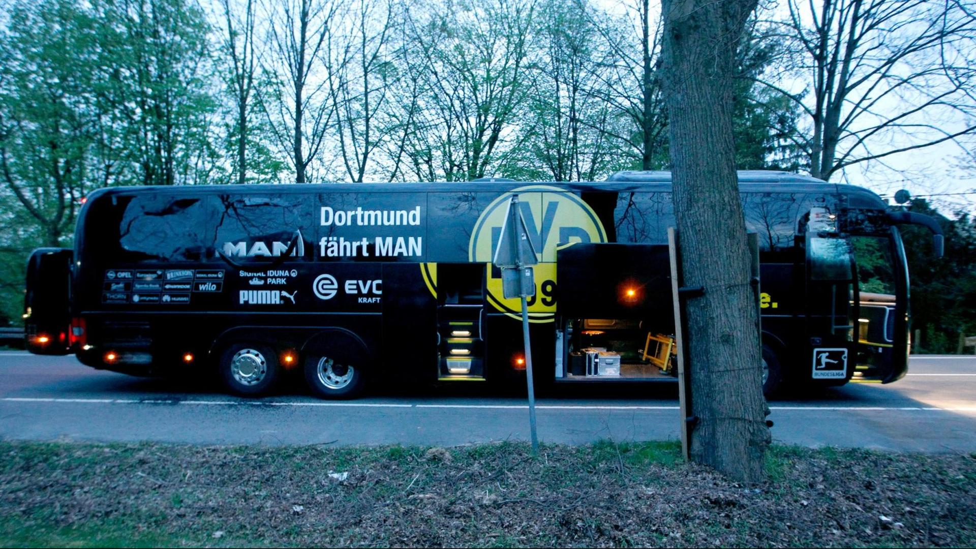 Der Bus von Borussia Dortmund steht mit einer beschädigten Scheibe am 11.04.2017 in Dortmund (Nordrhein-Westfalen) an einer Straße.