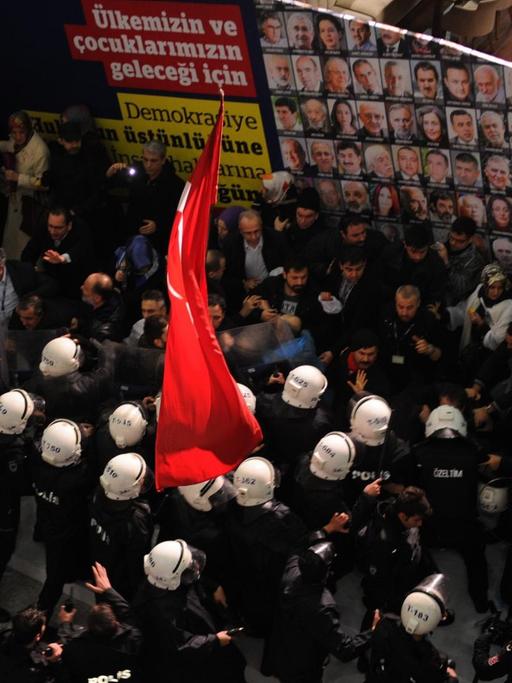 Polizisten stürmen in Istanbul die Redaktion der regierungskritischen Zeitung Zaman (05.03.2016)