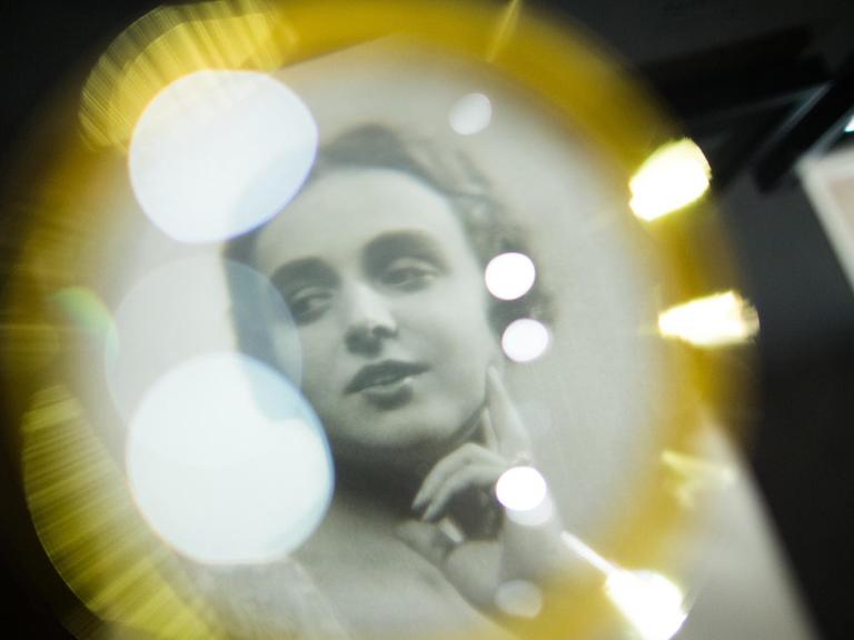 Ein Portrait von Hella Moja aufgenommen durch eine Lupe