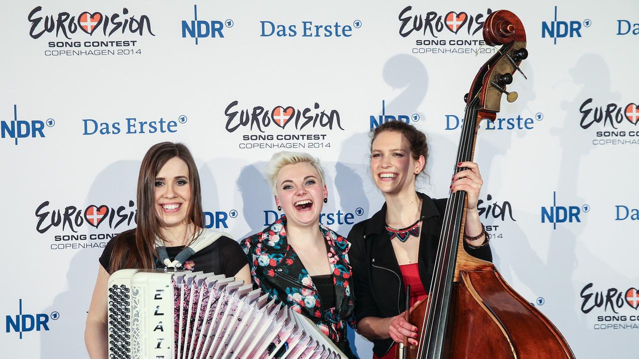 Die Band Elaiza mit Yvonne Grünwald (l-r), Elbzbieta Steinmetz und Natalie Plöger freut sich am 27.02.2014 in Hamburg in der Veranstaltungshalle "Edelfettwerk" nach dem ESC-Clubkonzert des NDR über ihren ersten Platz. Der Gewinner des Clubkonzerts erhält Die Band Elaiza mit Yvonne Grünwald (l-r), Elbzbieta Steinmetz und Natalie Plöger freut sich am 27.02.2014 in Hamburg in der Veranstaltungshalle "Edelfettwerk" nach dem ESC-Clubkonzert des NDR über ihren ersten Platz. Der Gewinner des Clubkonzerts erhält