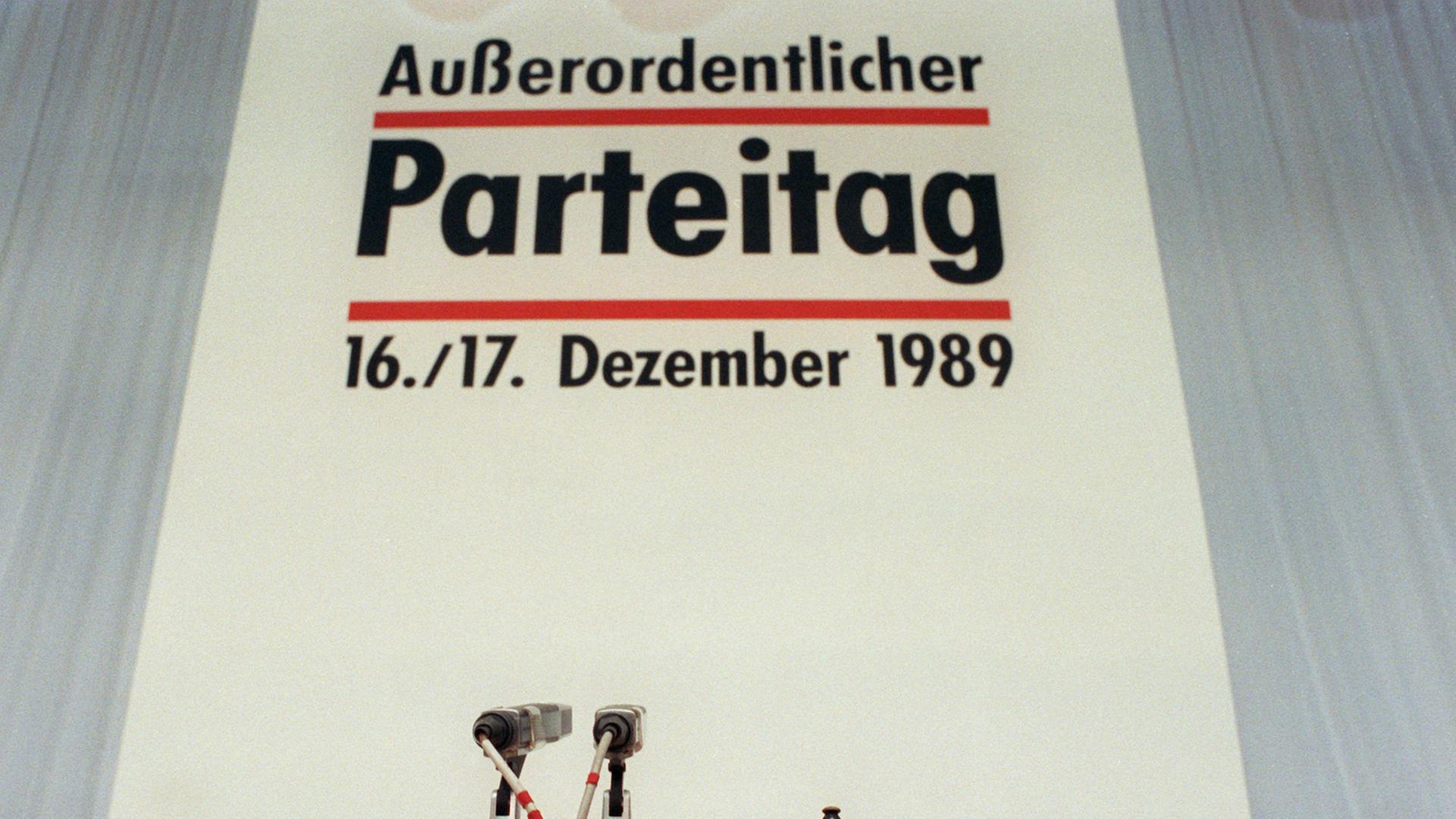 Blick auf das Präsidium des Außerordentlichen Parteitages der SED-PDS am 16.12.1989 in Berlin. Neben dem Mikrofon steht die Glocke des Tagungsleiters, an diesem Tag war es der Dresdener Oberbürgermeister Berghofer.