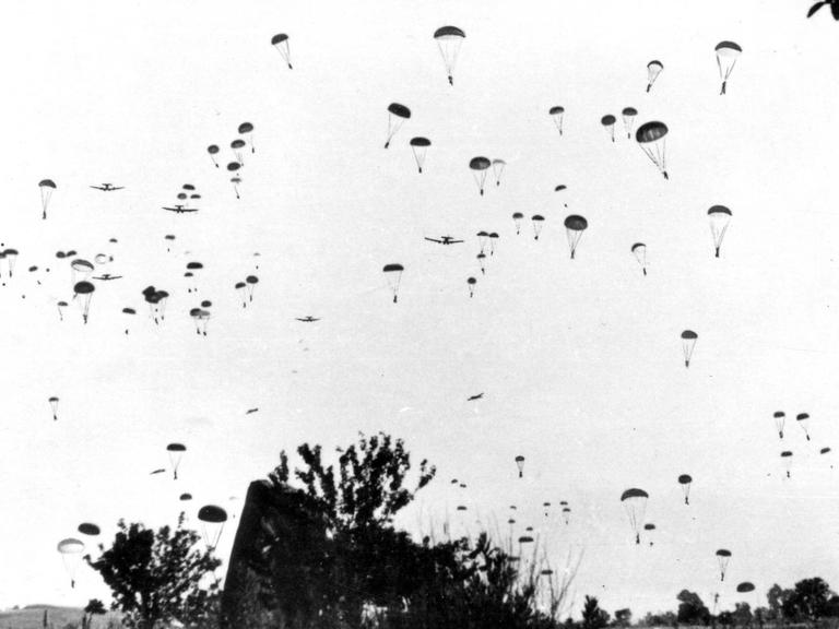 Deutsche Fallschirmspringer landen während der Invasion 1941 auf der griechischen Insel Kreta.
