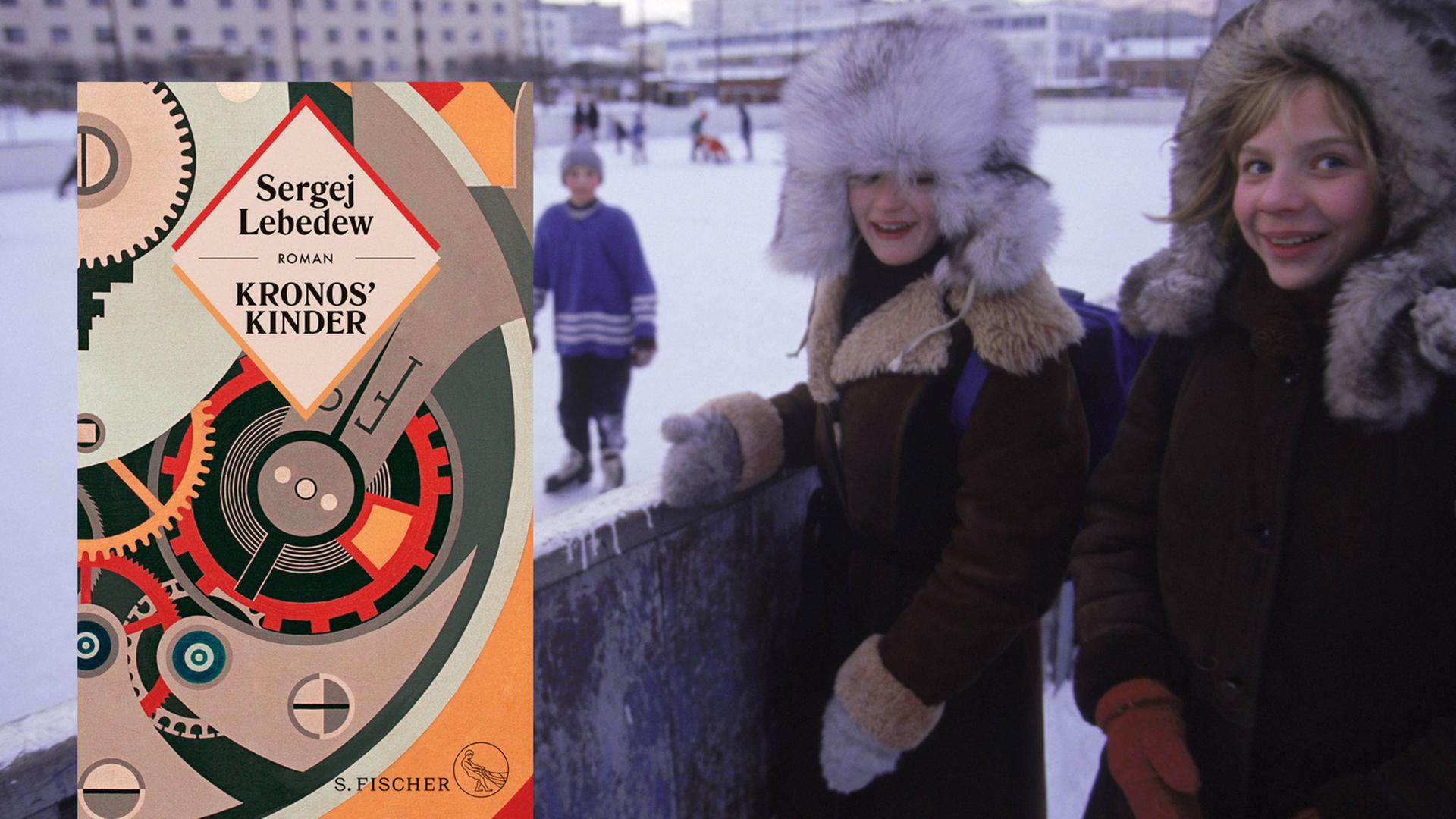 Winterlich gekleidete Kinder stehen am Rande eines Eishockeyfeldes und lachen fröhlich in die Kamera.