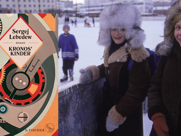 Winterlich gekleidete Kinder stehen am Rande eines Eishockeyfeldes und lachen fröhlich in die Kamera.