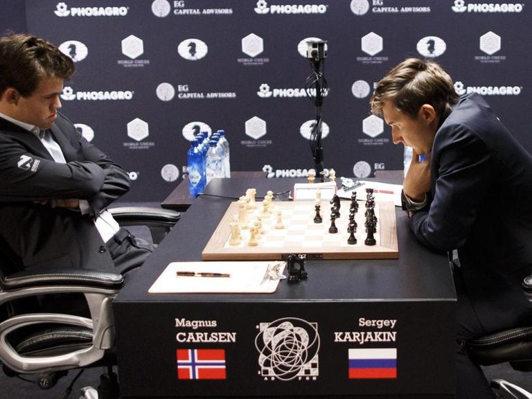 Carlsen (l.) und Karjakin beim ersten Spiel der Weltmeisterschaft