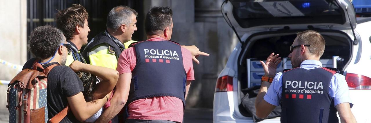 Zu sehen ist eine verletzte Person, die in Barcelona nach einem Anschlag am 17.8.2017 von der Polizei und weiteren Helfern weggetragen wird.