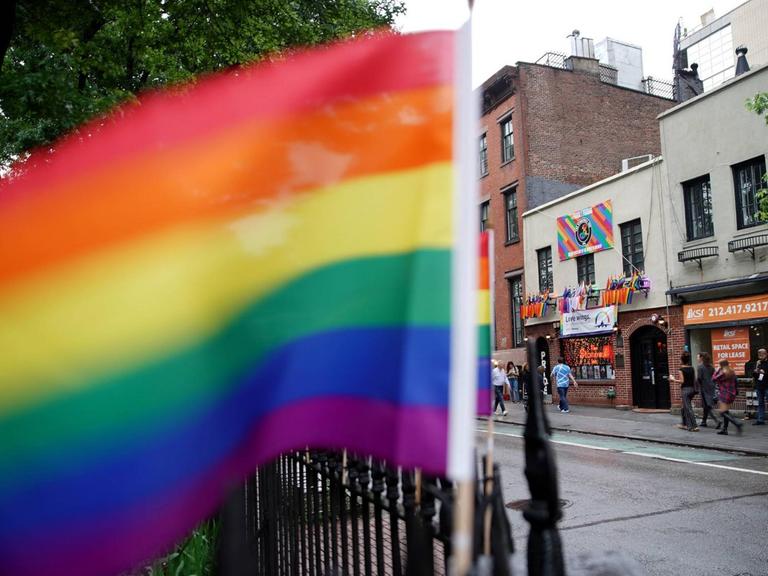 Regenbogenfahne, im Hintergrund das Stonewall Inn.