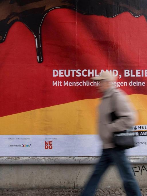 Plakat des Vereins "Gesicht zeigen!" mit der Aufschrift "Deutschland, bleib stark!"
