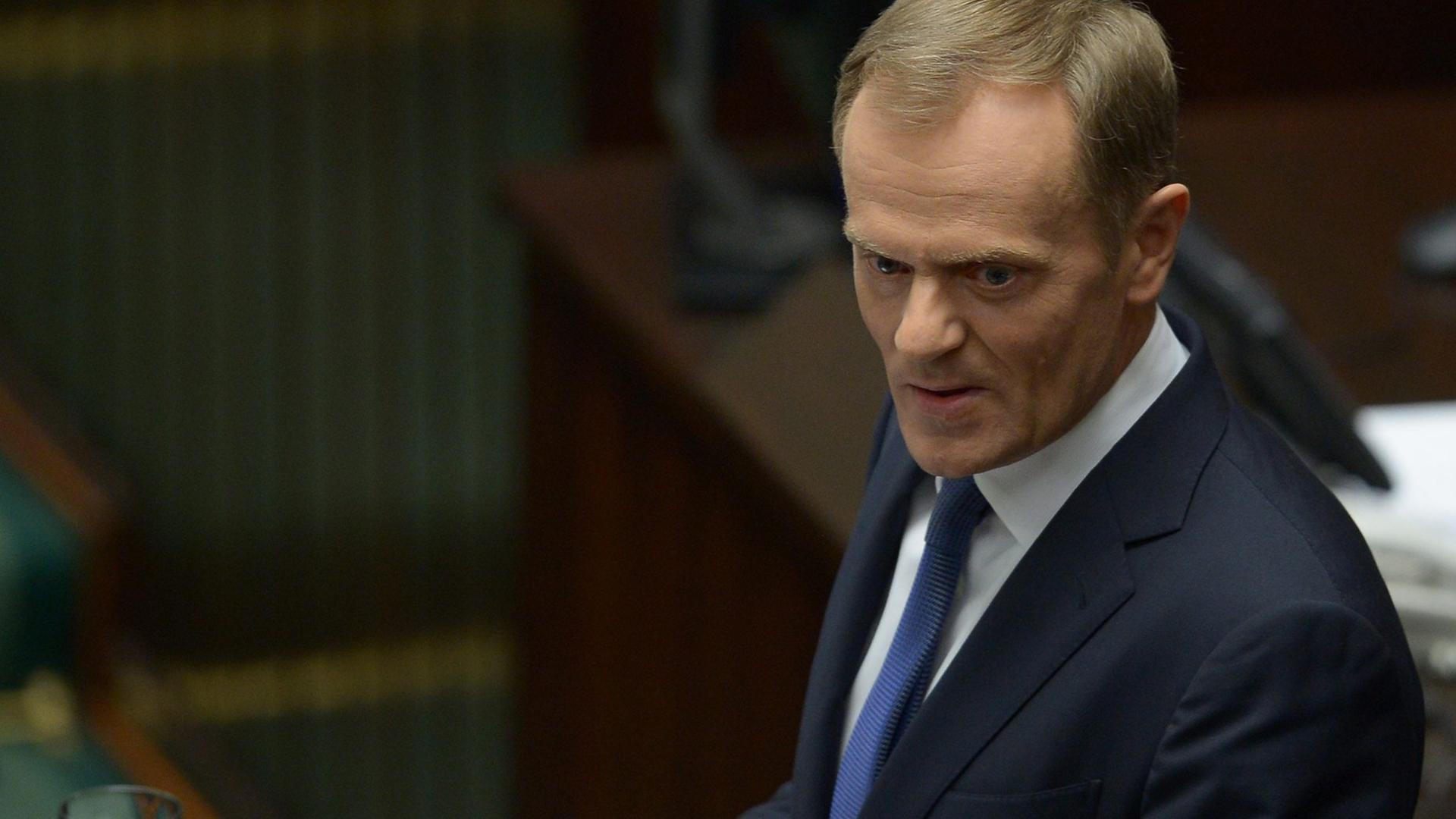 Polens Ministerpräsident Donald Tusk am Rednerpult im polnischen Parlament.