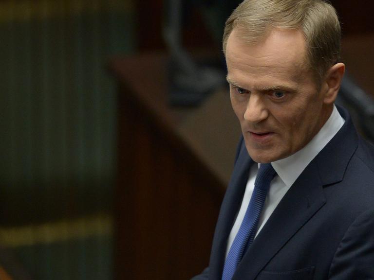 Polens Ministerpräsident Donald Tusk am Rednerpult im polnischen Parlament.