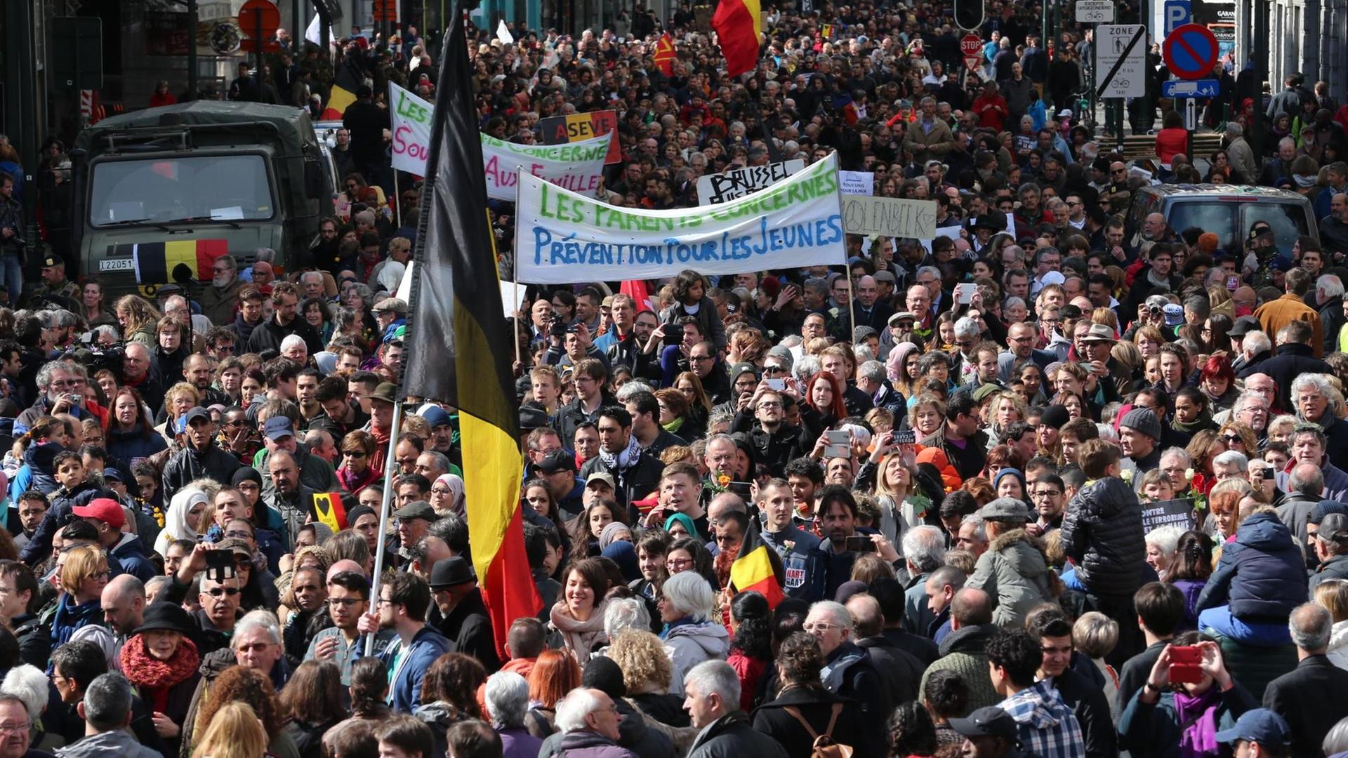 Zum "Marsch gegen Terror und Hass" sind in Brüssel Tausende mit Fahnen und Plakaten auf der Straße.