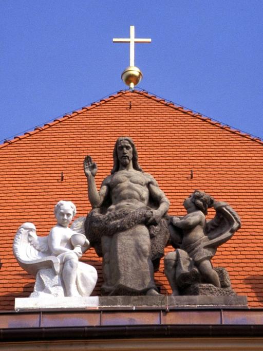 Figurengruppe am Giebel der Hoffnungskirche in Berlin-Pankow