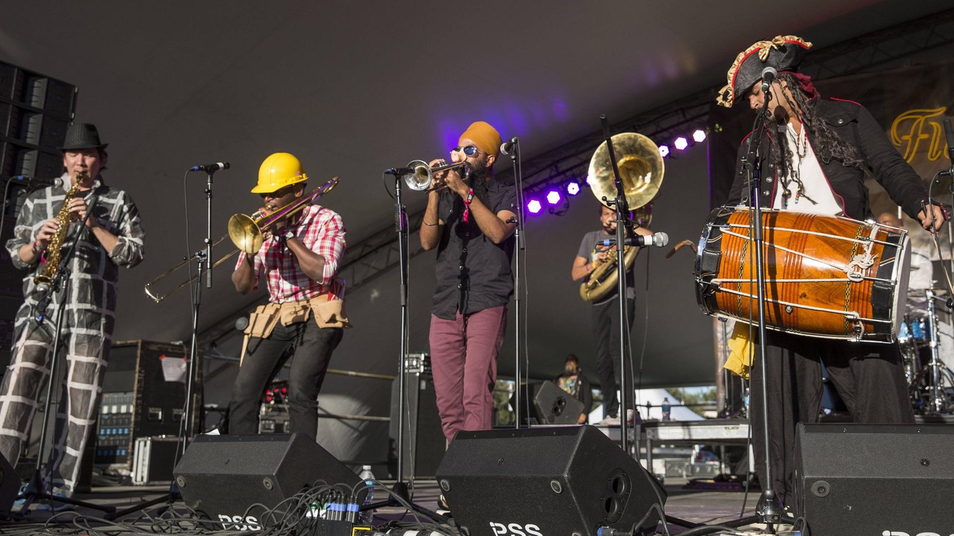 Die Band "Red Baraat" 2014 auf einem Konzert in New Orleans.