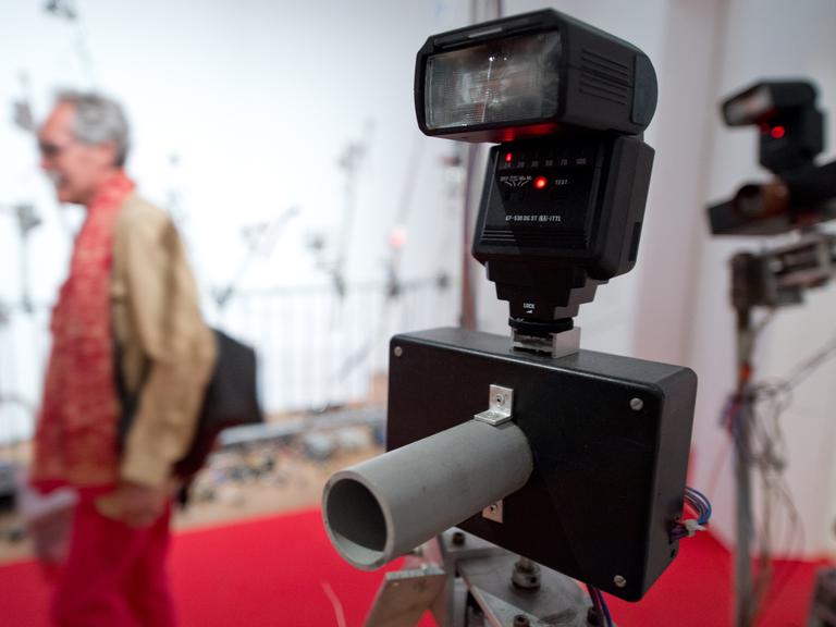 In der Ausstellung "Paparazzi! Fotografen, Stars und Künstler" in der Frankfurter Schirn symbolisiert eine Installation das Blitzlichtgewitter von Fotokameras.