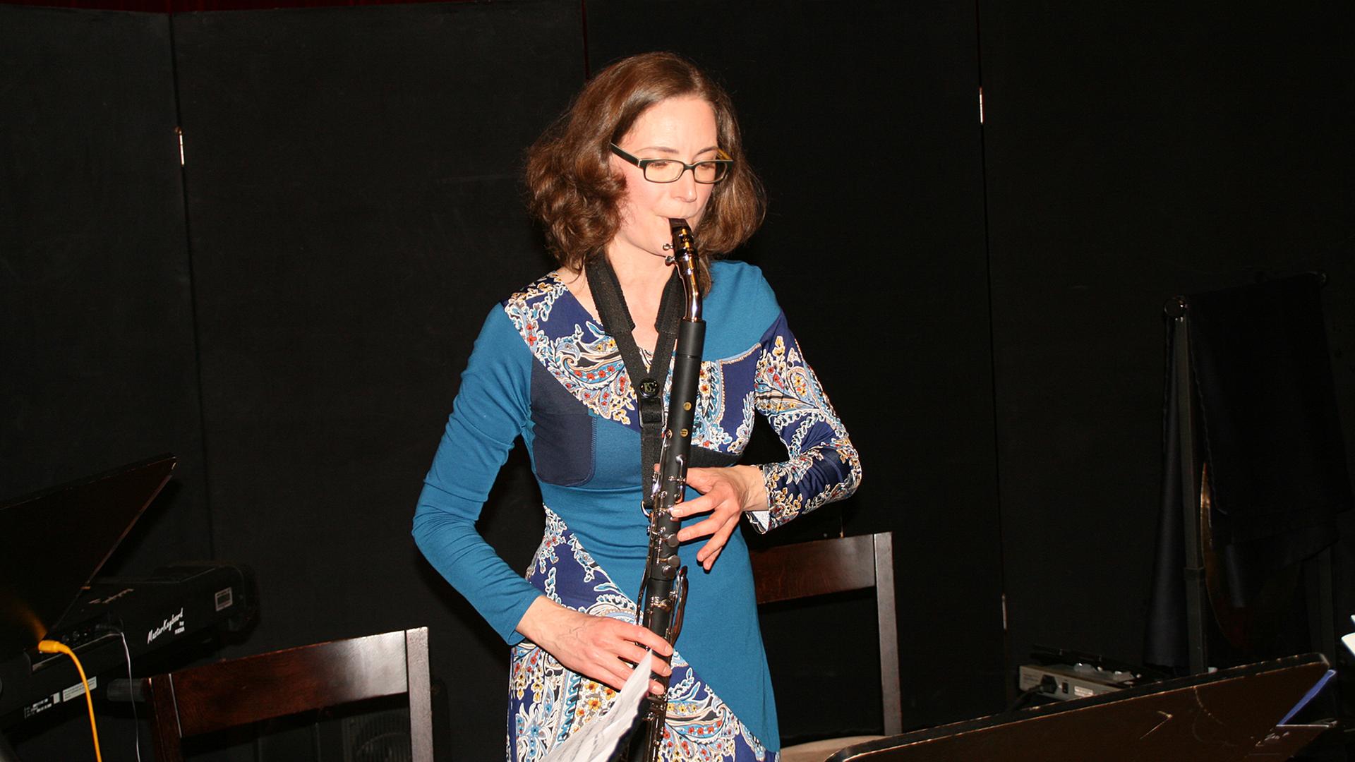 Nora-Louise Müller spielt auf einer speziell für die Bohlen-Pierce-Skala entwickelten Klarinette.