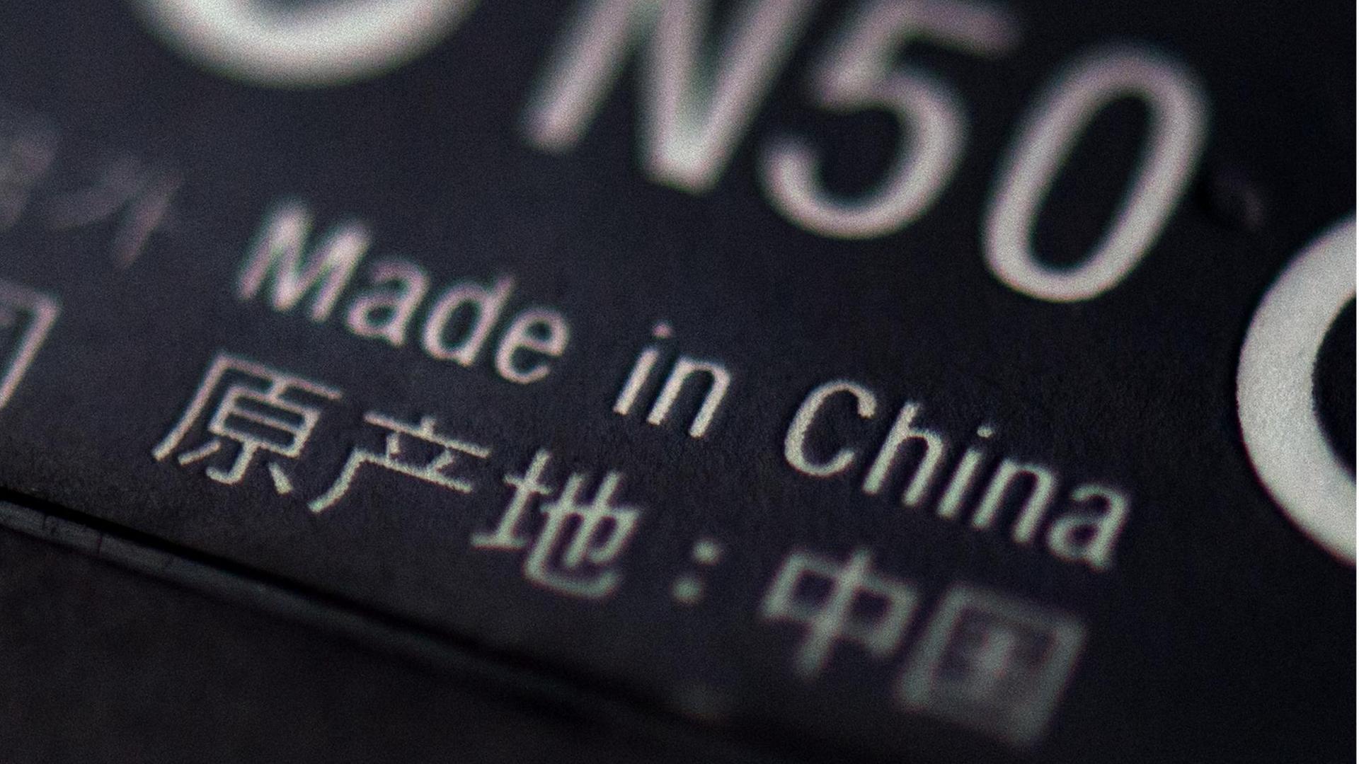 Auf der Rückseite eines Kartenlesegerätes steht "Made in China" sowie die CE-Kennzeichnung.