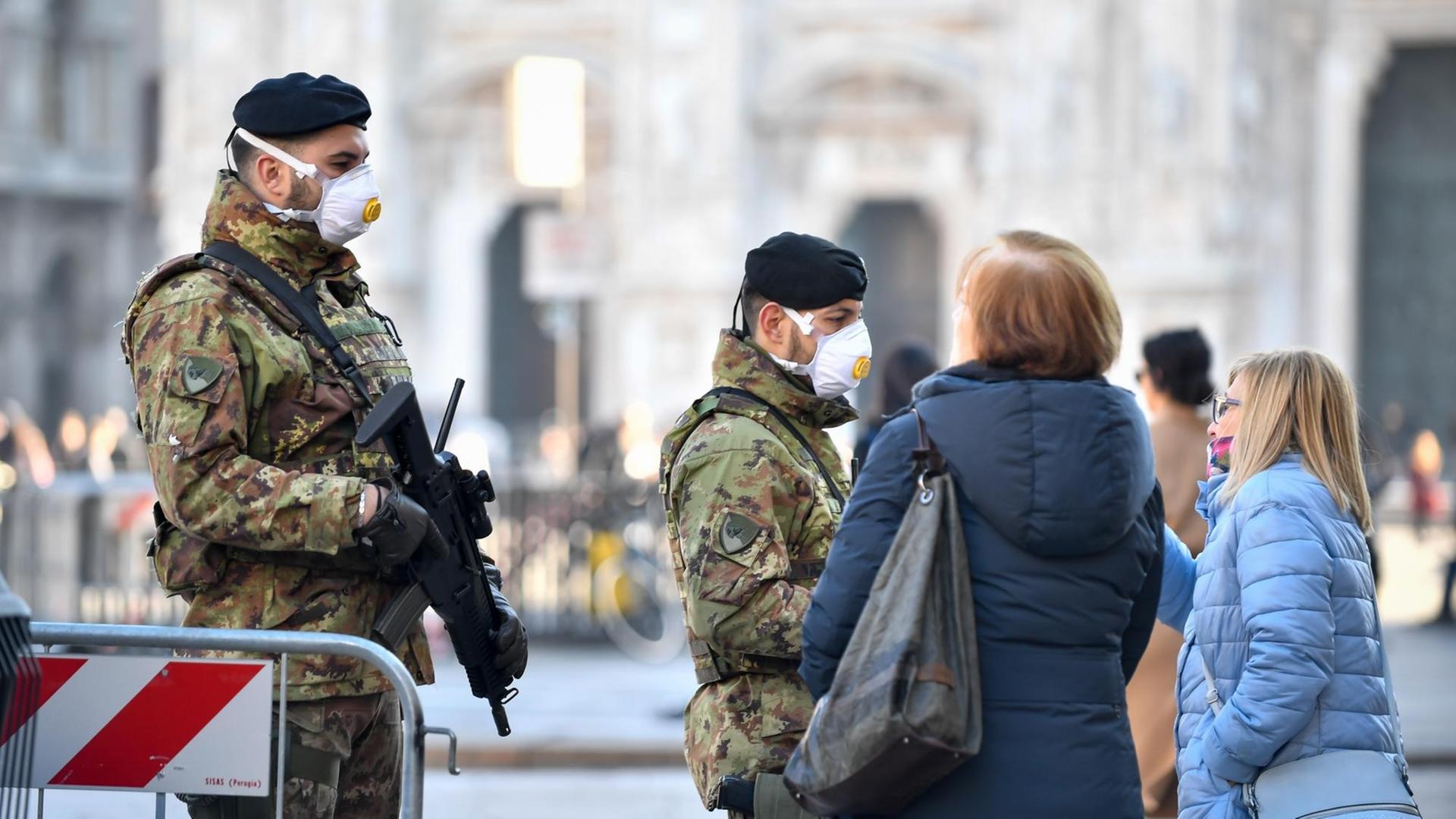 Soldaten mit Schutzmasken stehen vor dem mailänder Dom, 24. Februar 2020