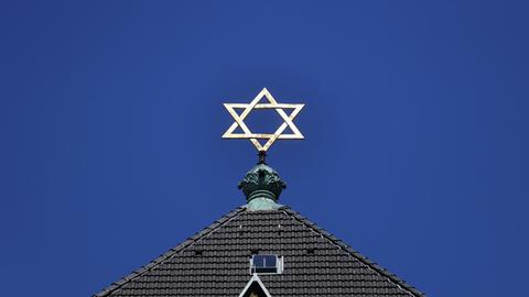 Die Kölner Synagoge in der Roonstraße im Kwartier Latäng. Hier steht Tag und Nacht ein Polizeiauto und hält Wache. Die Landesregierung von NRW richtete zuletzt eine Meldemöglichkeit für antisemitische Vorfälle unterhalb der Strafbarkeitsgrenze ein. Köln, 27.09.2021