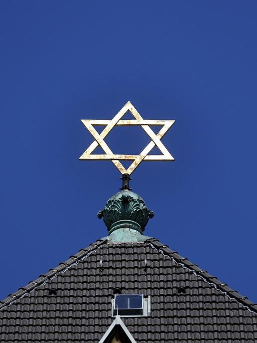 Die Kölner Synagoge in der Roonstraße im Kwartier Latäng. Hier steht Tag und Nacht ein Polizeiauto und hält Wache. Die Landesregierung von NRW richtete zuletzt eine Meldemöglichkeit für antisemitische Vorfälle unterhalb der Strafbarkeitsgrenze ein. Köln, 27.09.2021