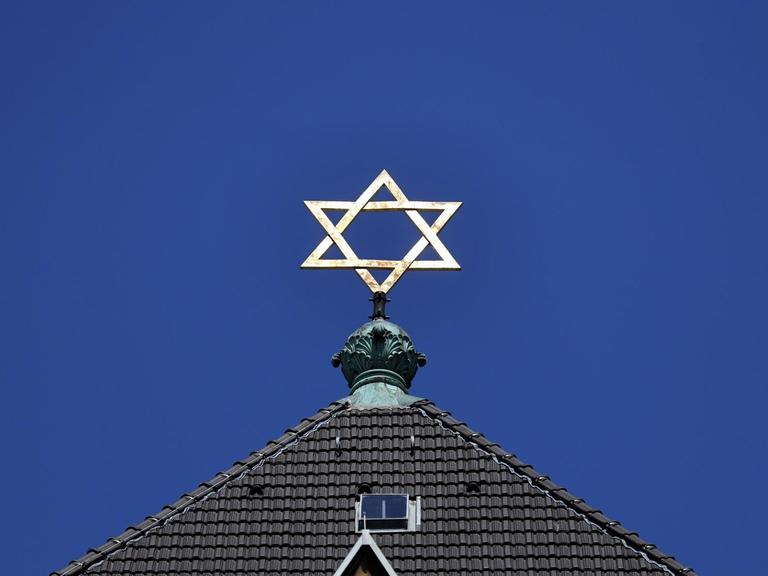 Die Kölner Synagoge in der Roonstraße im Kwartier Latäng. Hier steht Tag und Nacht ein Polizeiauto und hält Wache. Die Landesregierung von NRW richtete zuletzt eine Meldemöglichkeit für antisemitische Vorfälle unterhalb der Strafbarkeitsgrenze ein. Köln, 27.09.2021