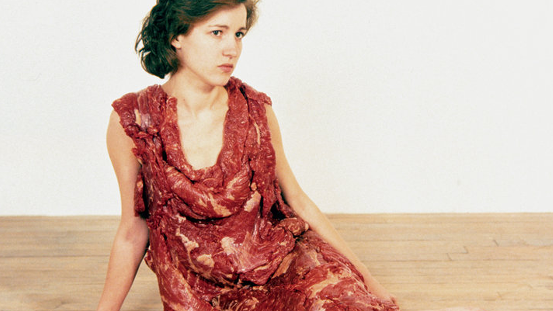 Jana Sterbak in ihrem Fleischkleid "vanitas", 1987