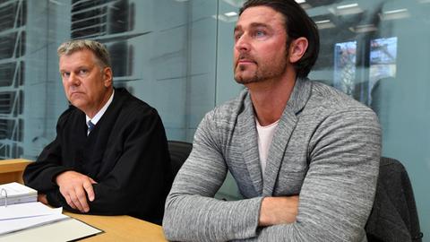 Der frühere Bundesliga-Torhüter Heinz Müller mit seinem Anwalt Kletke bei einer Gerichtsverhandlung über die Rechtmäßigkeit befristeter Arbeitsverhältnisse im Profifußball in Erfurt.