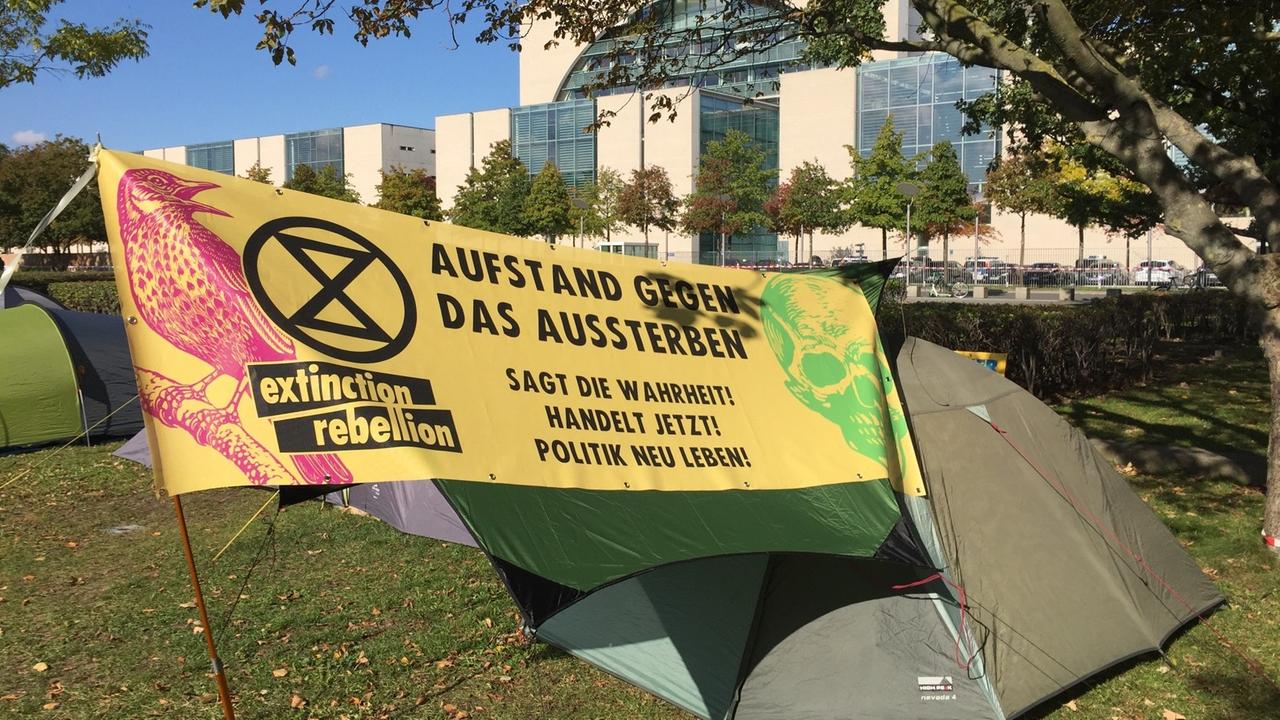 Ein Transparent in einem Protestlager der Bewegung Extinction Rebellion vor dem Kanzleramt in Berlin